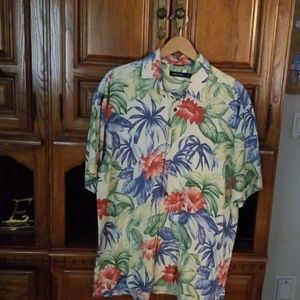 Short sleeved shirt.